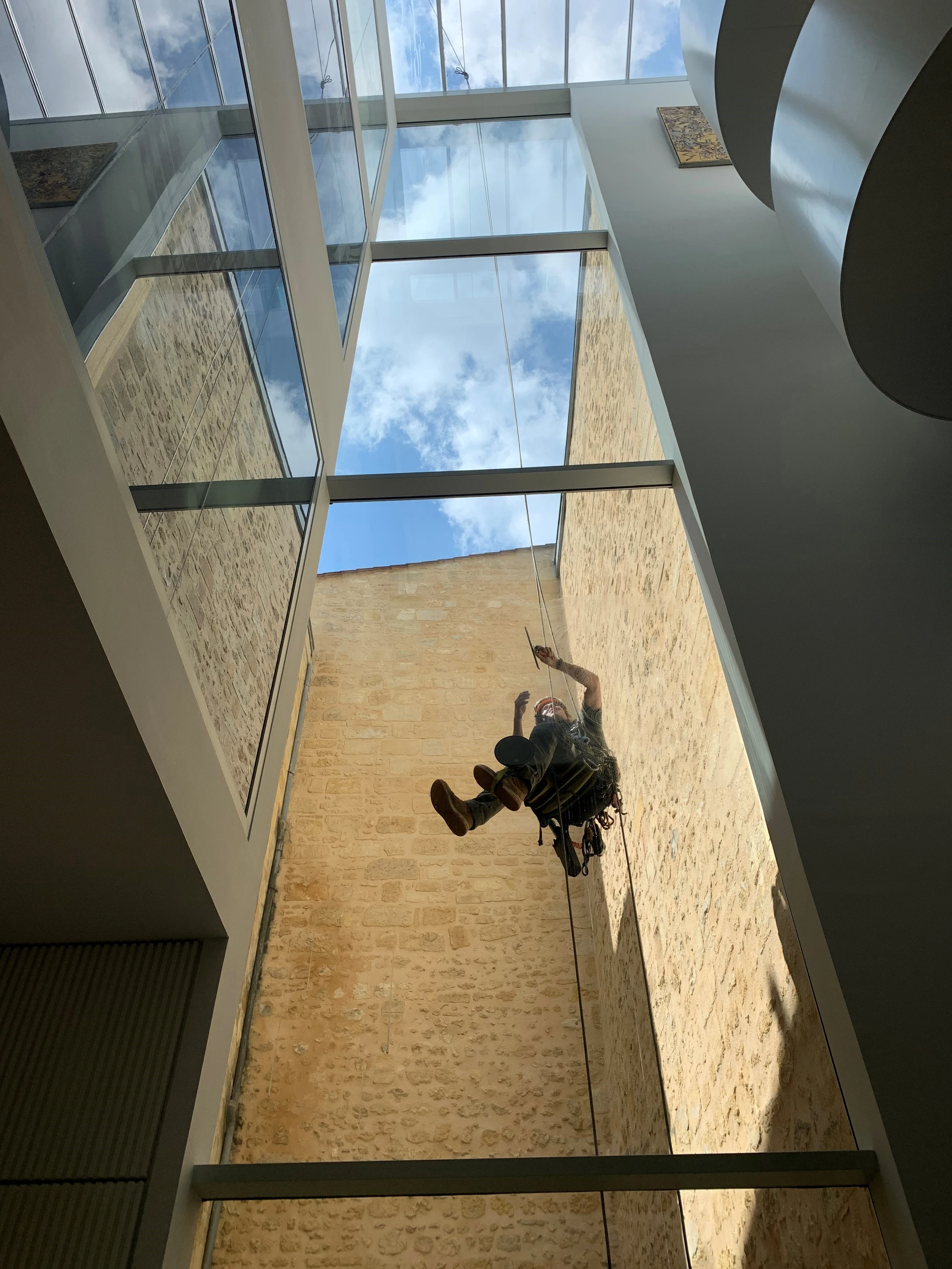 Intervention de cordistes MS Access pour laisser entrer la lumière chez VIDELOT à Bordeaux (bâtiment) – 4